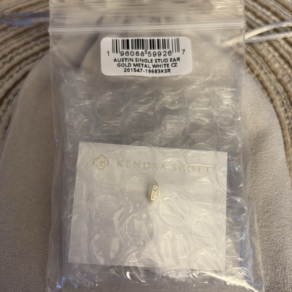 Kendra Scott Austin Gold (Single) Stud Earring White
CZ new with tag - Picture 3 of 5